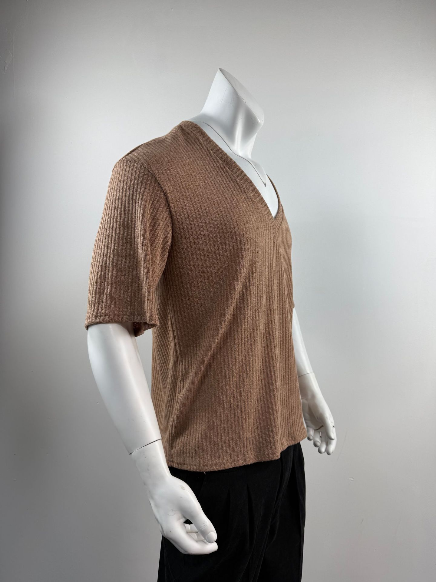 Camiseta Masculina de Tricô Canelado com Decote V