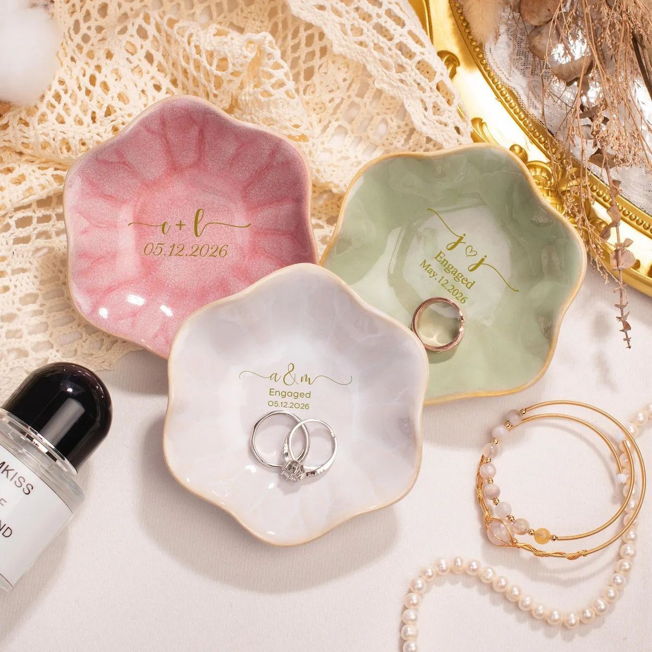 Tavă japoneză din ceramică în formă de frunză de lotus, cu glazură care își schimbă culoarea, realizată în cuptor