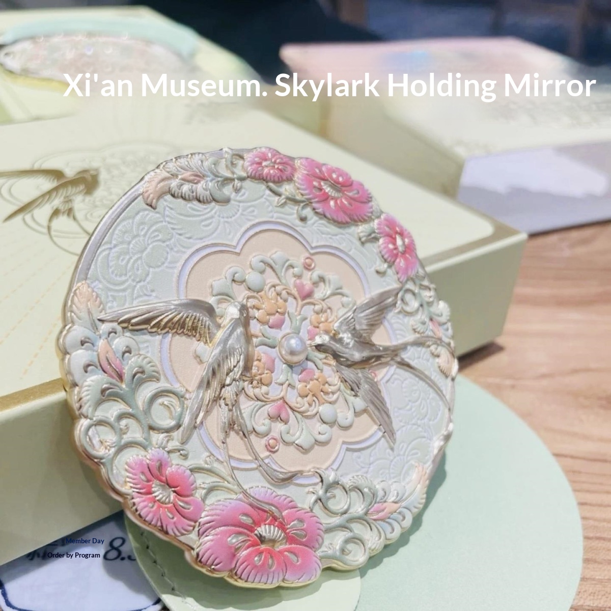 Portable Vintage Style Makeup Mirror With A High Aesthetic Handheld Design For Travel