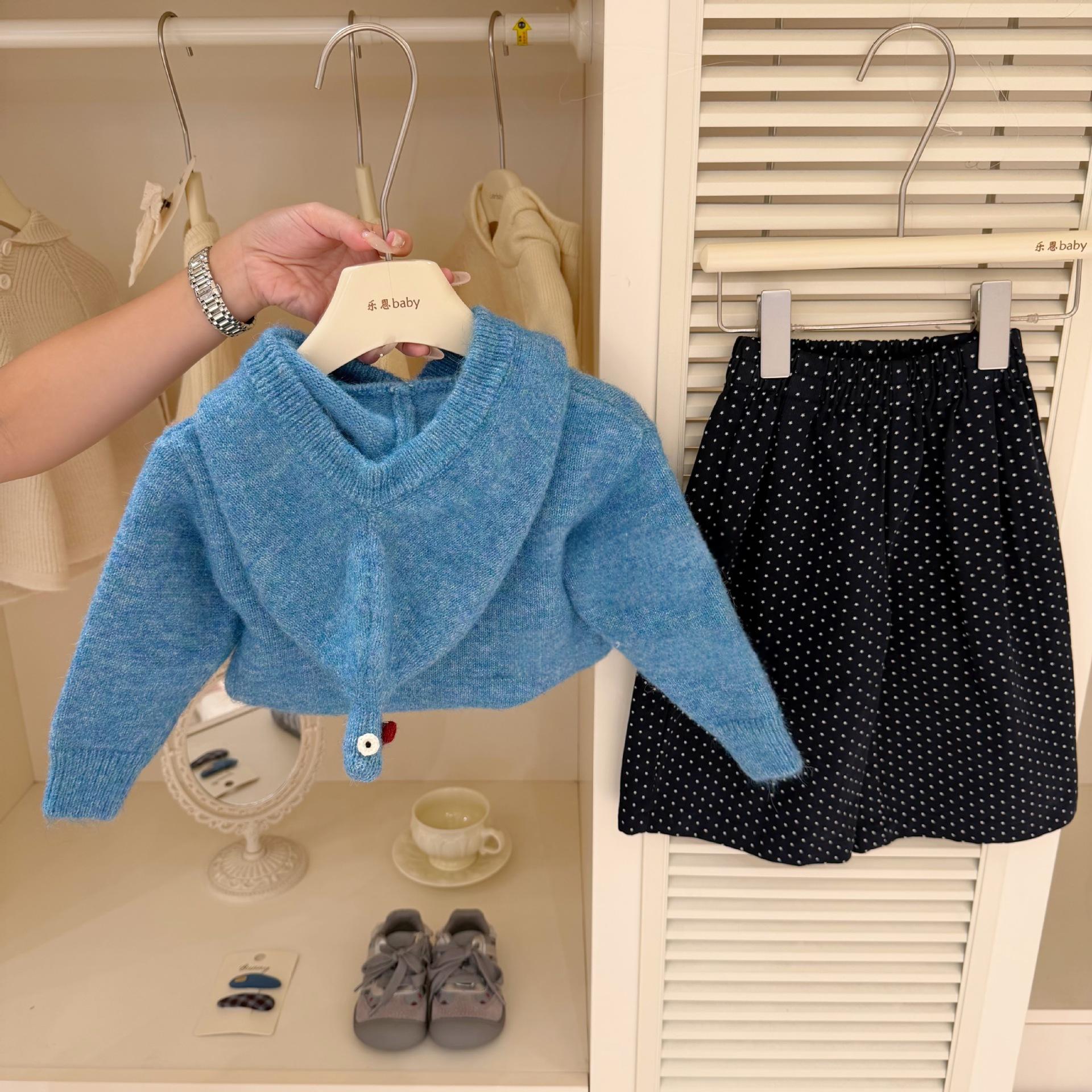 The Little Girl Can Wear A Blue Blended Hooded Sweater