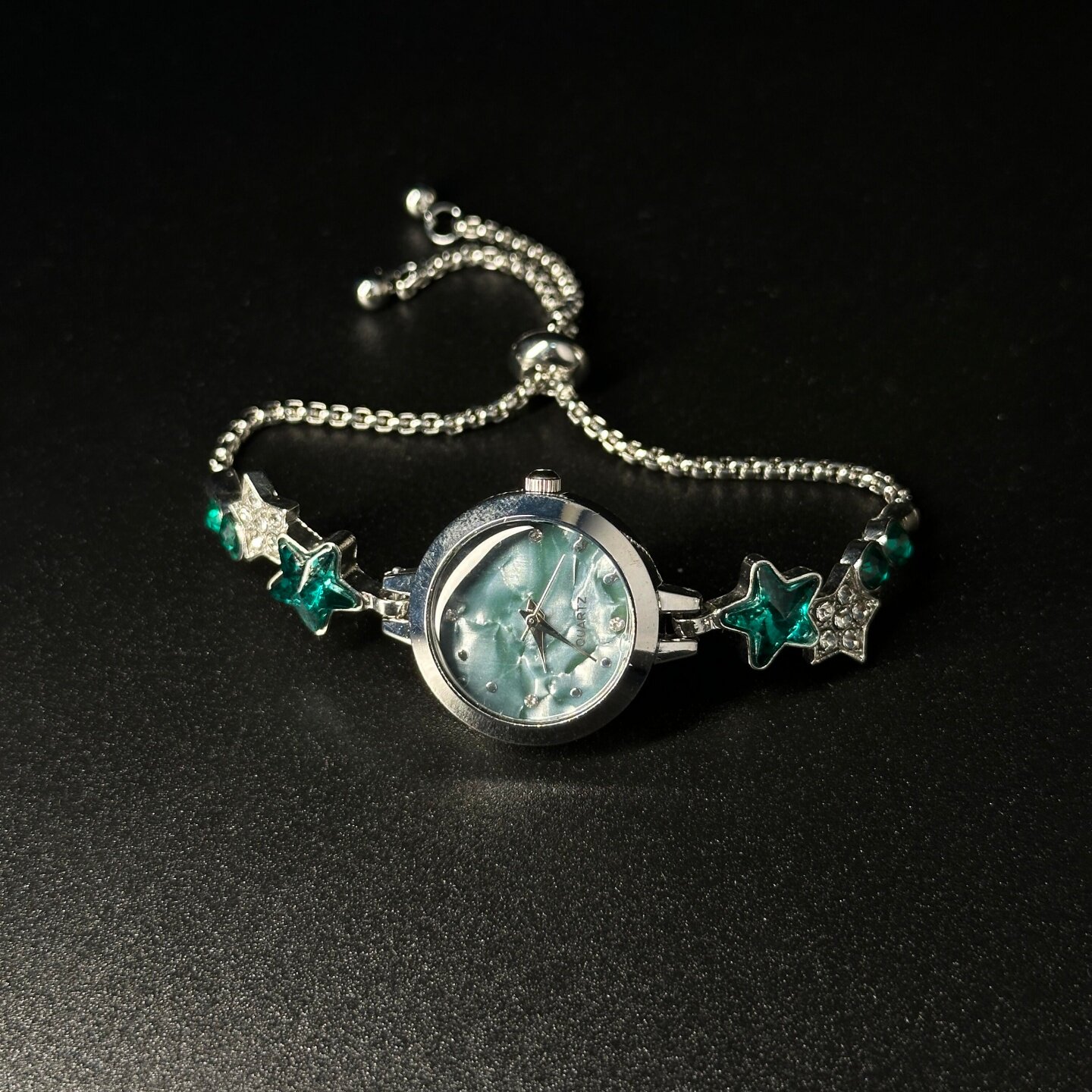 Reloj Estrella con Piedras Decorativas