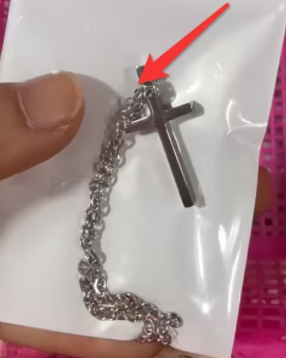 Simple cross necklace — image 1