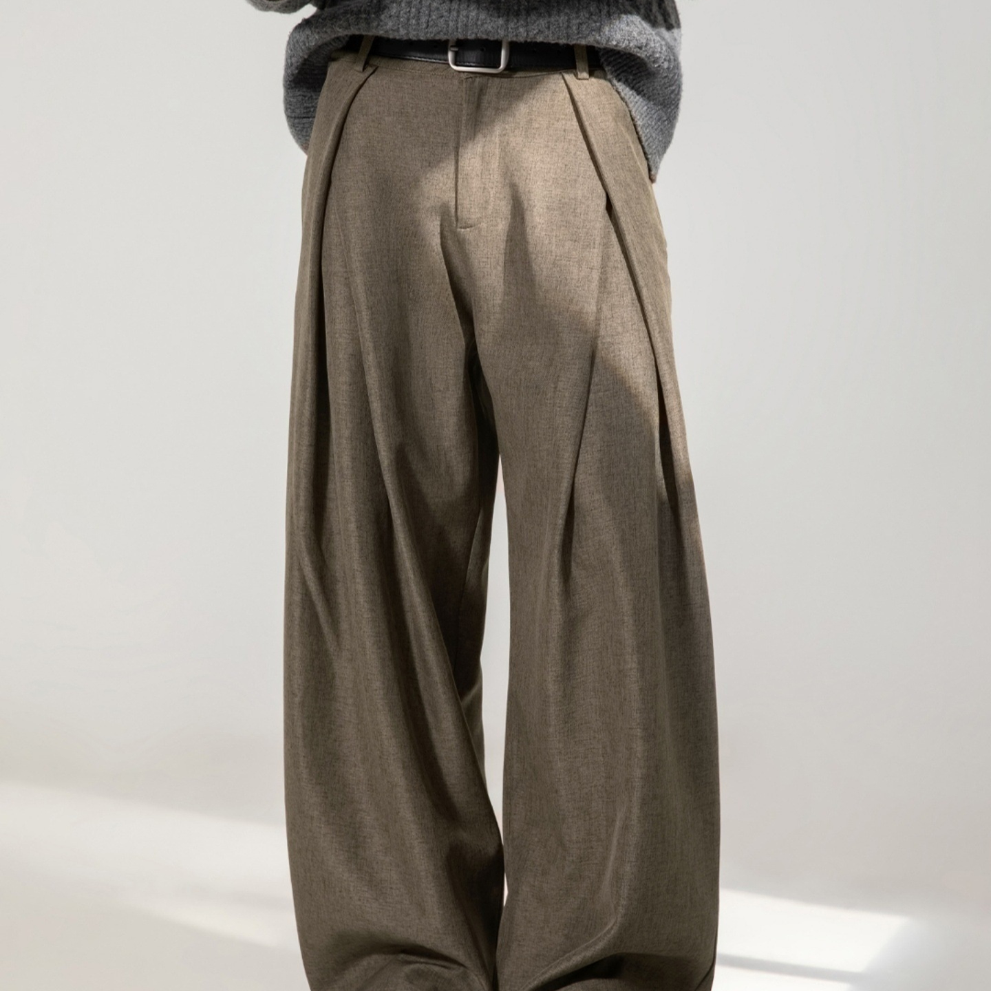 Cross Pleated Design With A Sense Of Drape For Casual Trousers