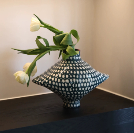 Vaza ceramică geometrică în formă de diamant, realizată manual, o piesă de accent sofisticată pentru intrare