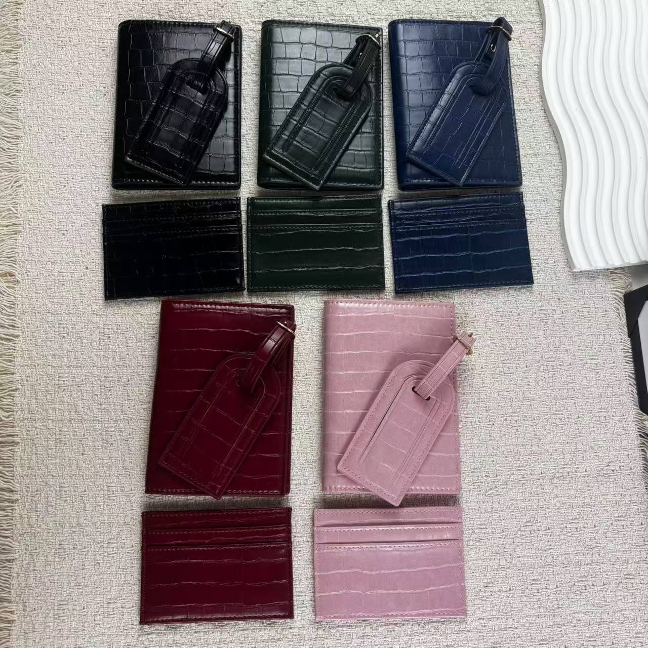 Suport pentru pașaport din piele în relief cu model de crocodil, document multifuncțional și carcasă pentru carduri
